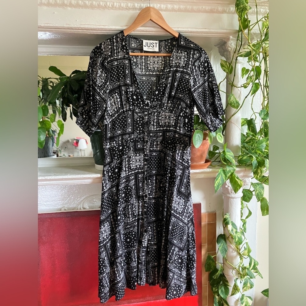 Just Female Black and White Paisley Midi Dress in XS/34